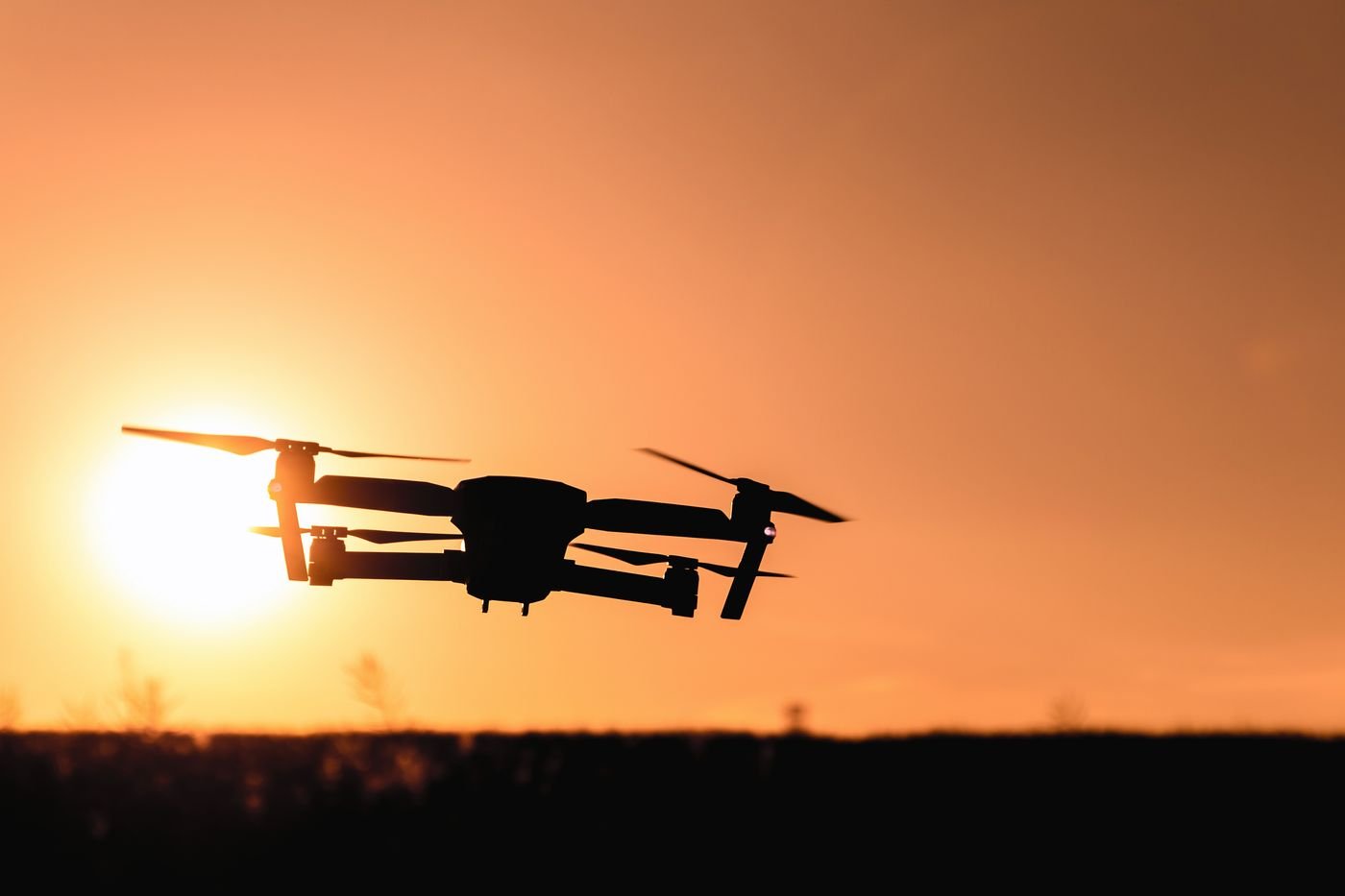 Drone sobrevoando uma área de operação